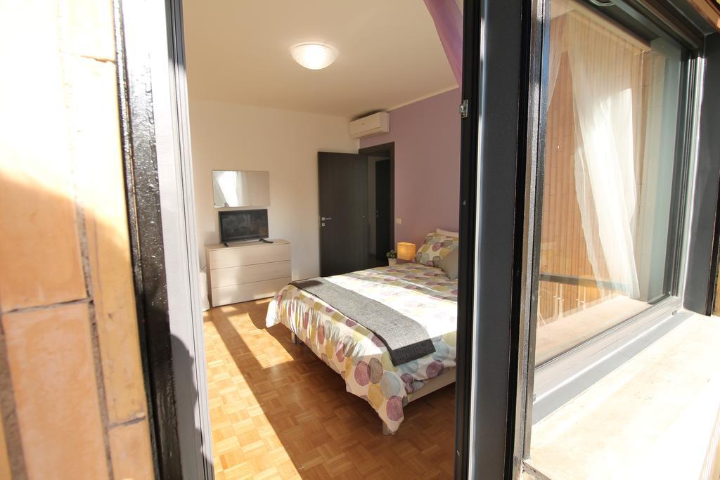Eur Bright Spacious Terraced With Private Parking Only For Small Cars Apartment Rom