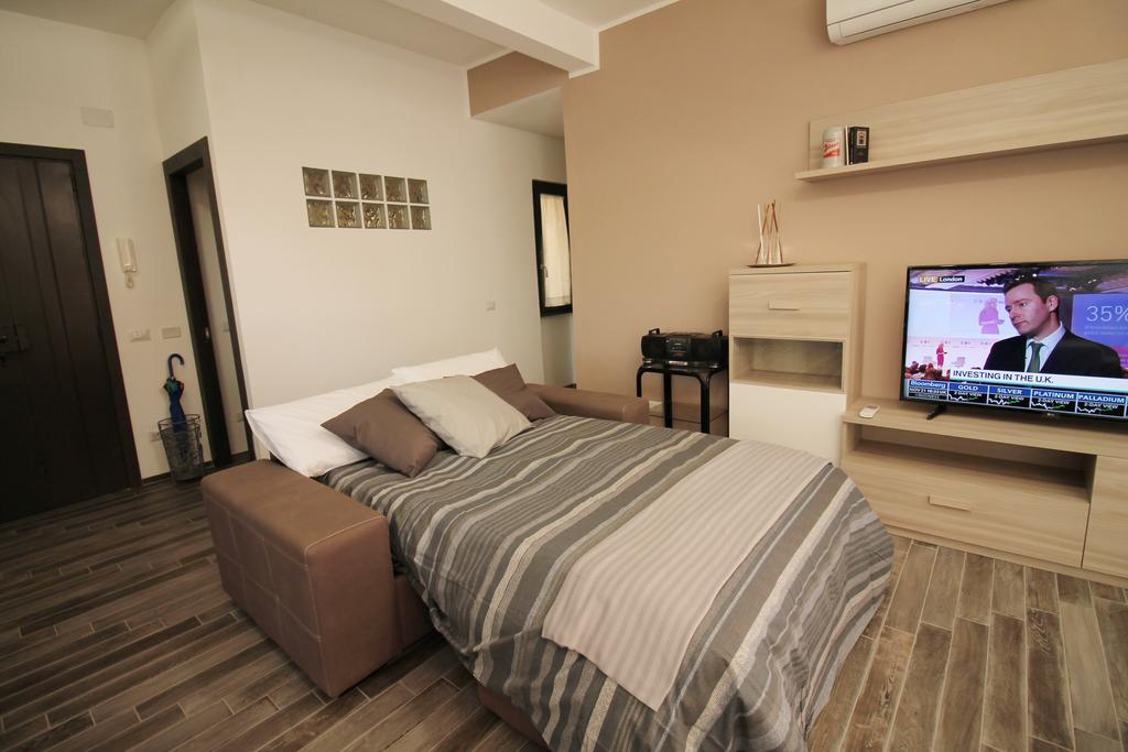 Lägenhet Eur Bright Spacious Terraced With Private Parking Only For Small Cars Rom