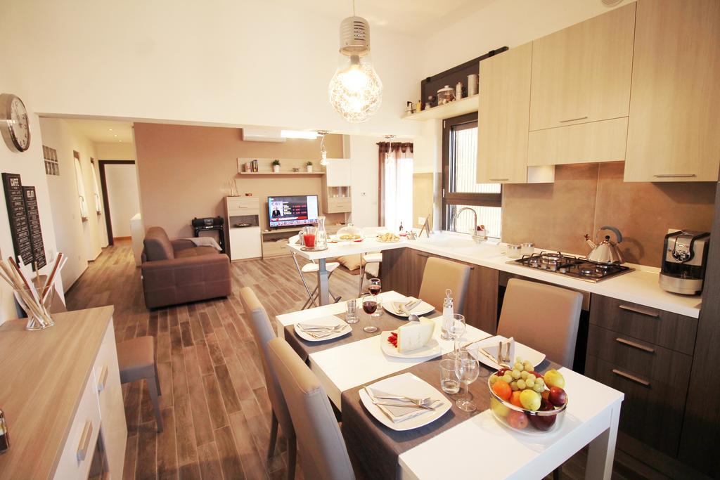 Eur Bright Spacious Terraced With Private Parking Only For Small Cars Lägenhet