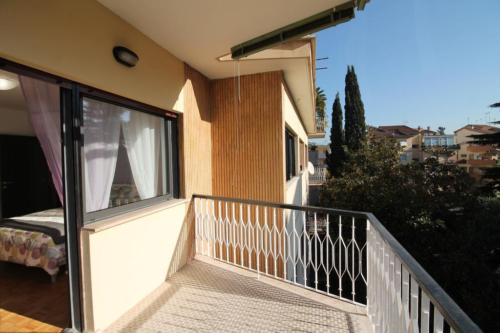 Eur Bright Spacious Terraced With Private Parking Only For Small Cars Lägenhet *