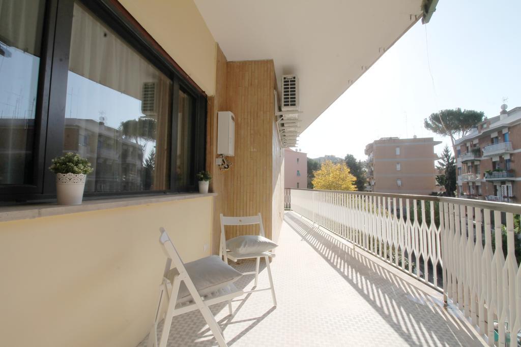 Lägenhet Eur Bright Spacious Terraced With Private Parking Only For Small Cars Rom