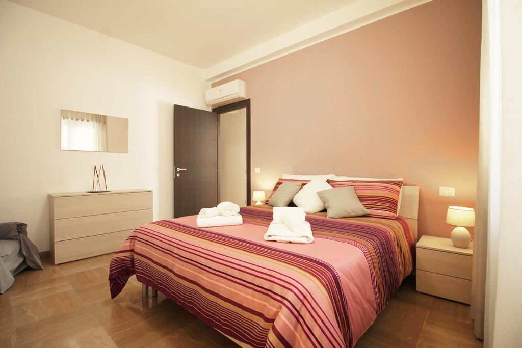 Eur Bright Spacious Terraced With Private Parking Only For Small Cars * Rom