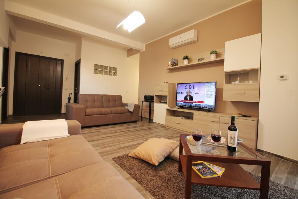 Eur Bright Spacious Terraced With Private Parking Only For Small Cars Lägenhet Rom