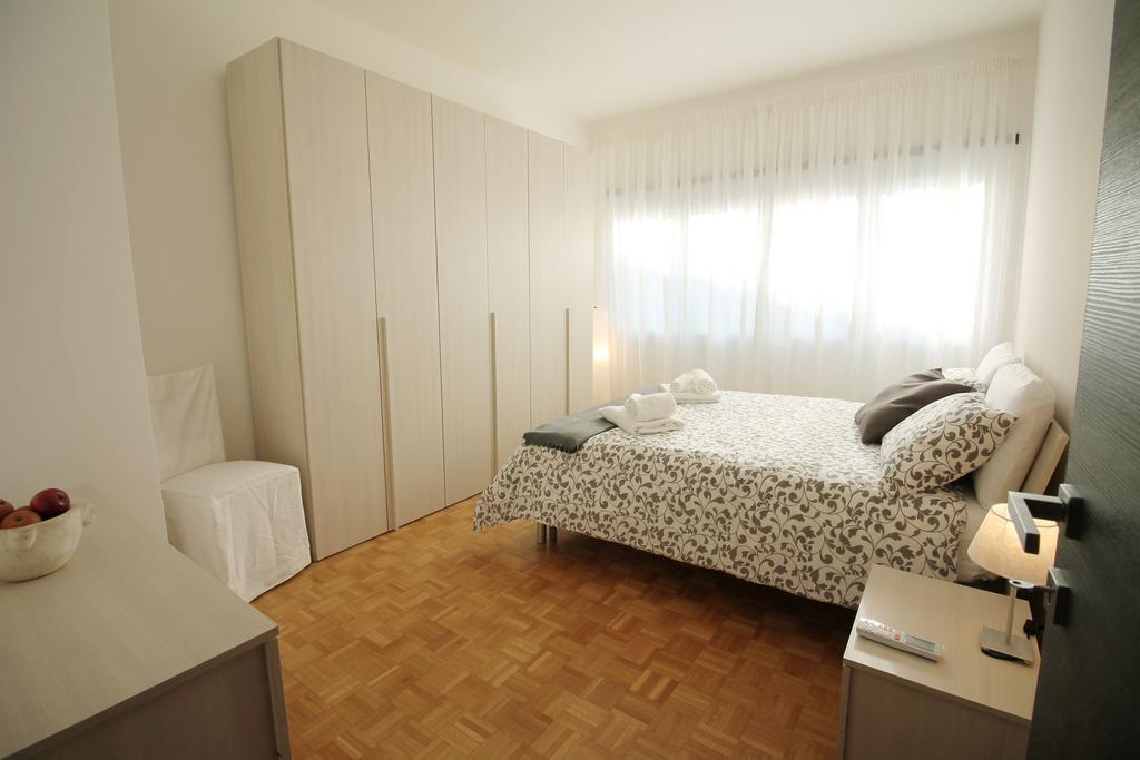 Eur Bright Spacious Terraced With Private Parking Only For Small Cars Rom